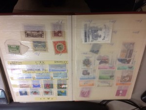 切手と外国切手約30枚、用済み切手一冊、郵便切手本一冊2